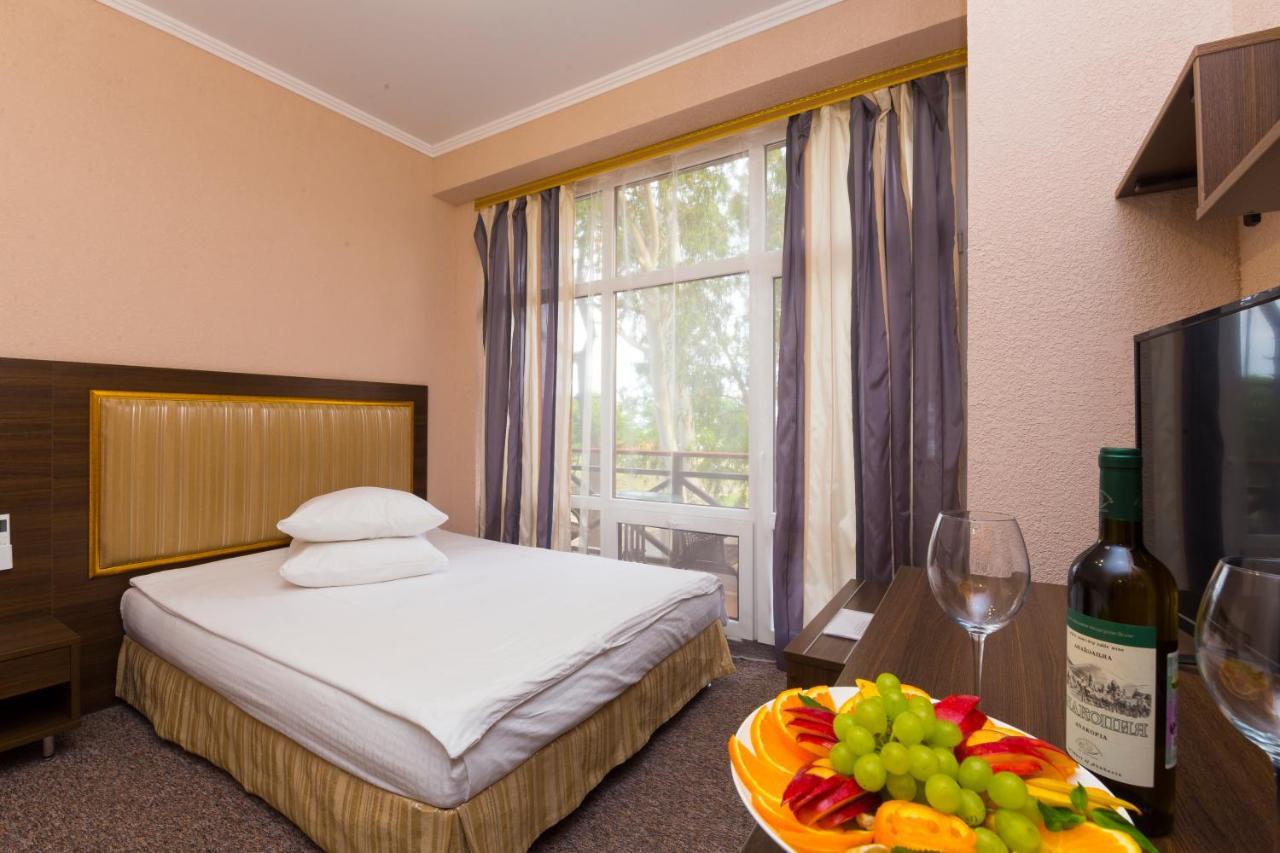 Napra Hotel Tsandrypsh Bagian luar foto
